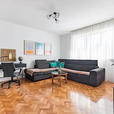 Center + Balcony Apartment *