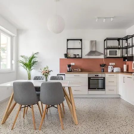 Center + Balcony Apartment Split