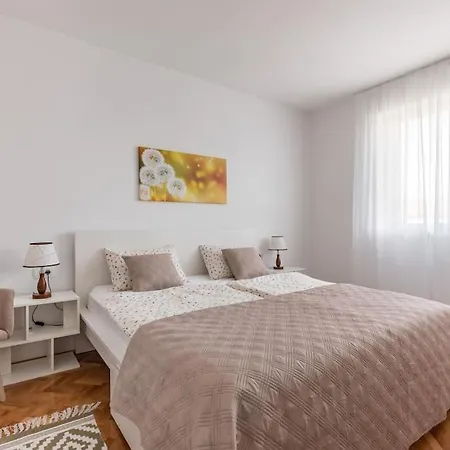 Center + Balcony Apartment Split